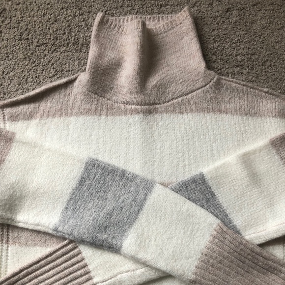 GAP- Mock Turtleneck Sweater. - Picture 2 of 3